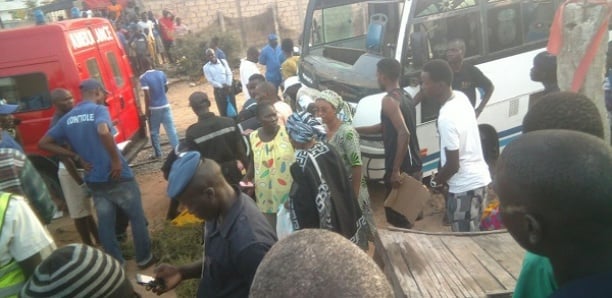 Plusieurs blesses lors d’une collision entre un camion et un bus Tata sur le pont de poste Thiaroye