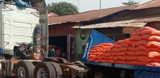 Kolda : Un camion rempli de tonnes de riz se renverse au centre ville