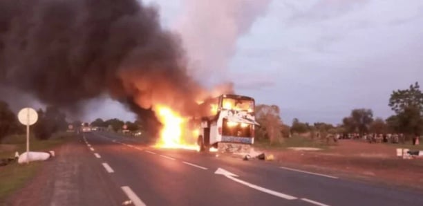 INCIDENT SUR L’AUTOROUTE À PÉAGE : UN BUS PREND FEU SUR L’AXE MBOUR – DAKAR