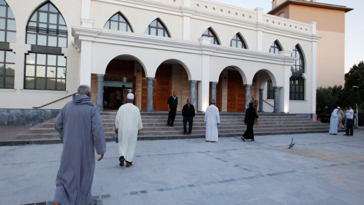 France : accusé d’etre trés radical le ministre de l’intérieur expulse un imam sénégalais…